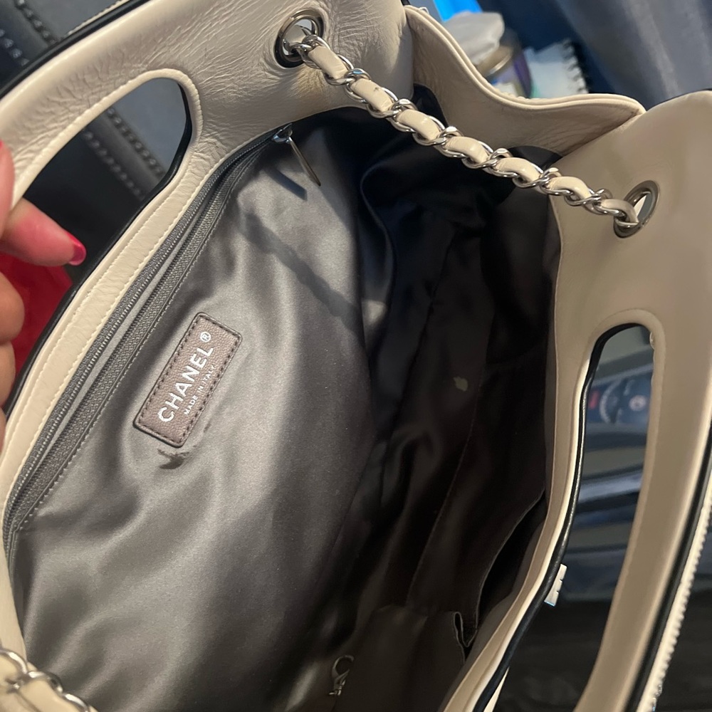 I want to sell my bag because I don’t used it the bag is like new